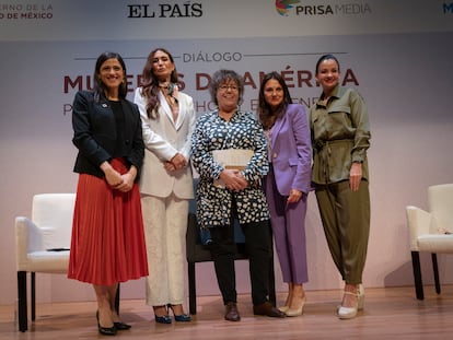 Eleonore Caroit, Saray Robayo, Gabriela Warkentin, Myriam Méndez Montalvo y Marcela Aguiñaga luego de participar en el diálogo 'Mujeres de América por los derechos y el bienestar', en Ciudad de México.