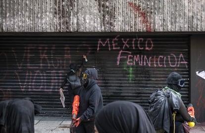 Un grupo de feministas realiza pintas con consignas en contra de la violencia machista.