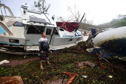 Un residente inspecciona los daños a un barco después de que el ciclón Debbie pasara a través del municipio de Airlie Beach, ubicado al sur de Townsville, el 29 de marzo de 2017.