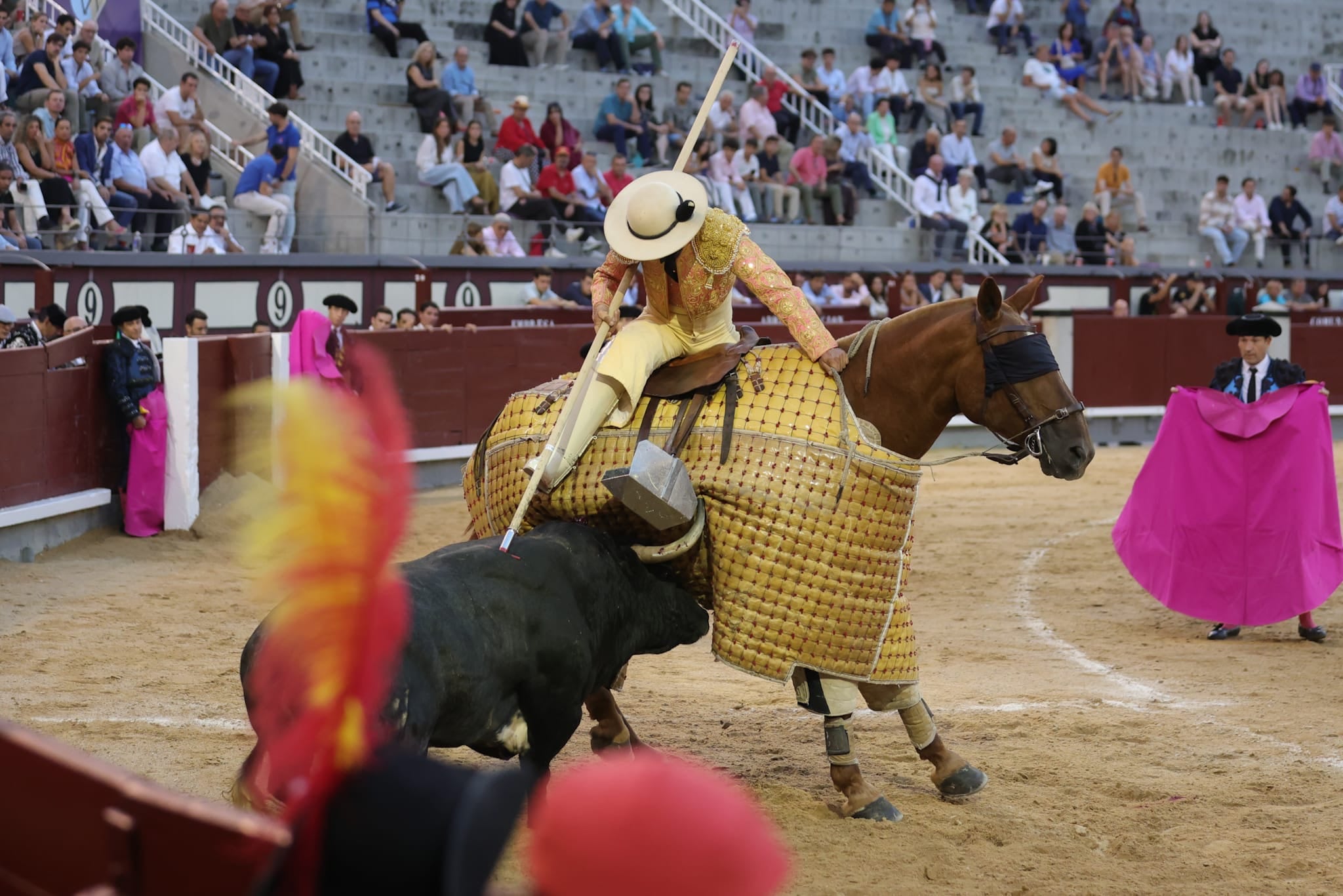 El toro de Pallarés empujando en el caballo.