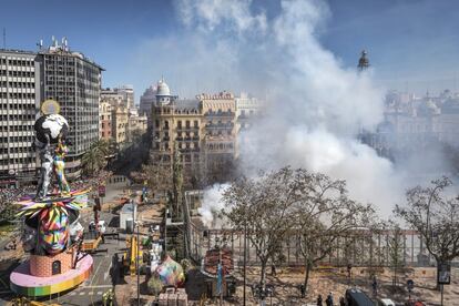Desde el día 1 hasta el 19 de Marzo la mascletà  hace retumbar la plaza del Ayuntamiento de Valencia. Miles de personas se congregan para poder presenciar el espectáculo.
