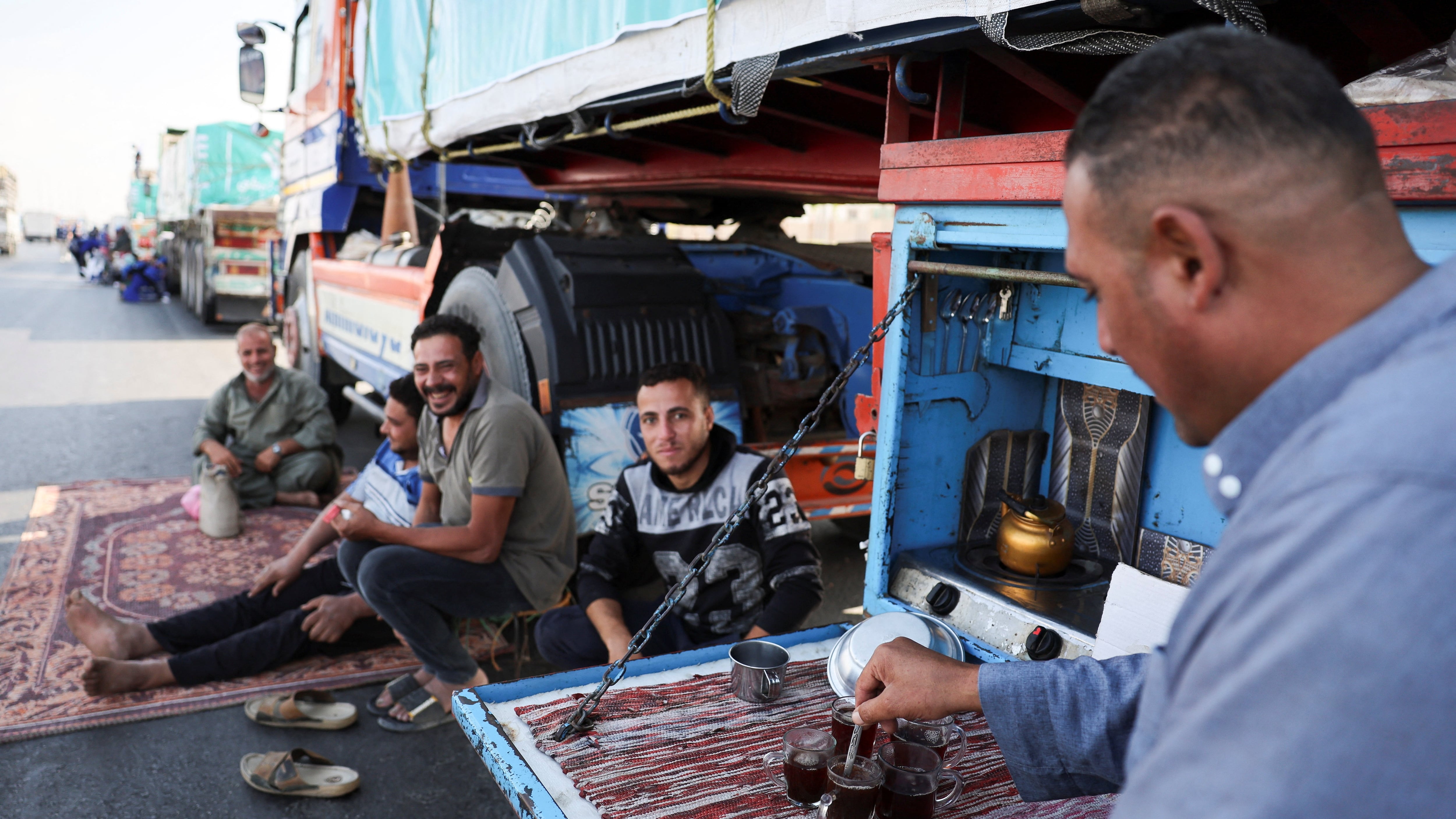 Así esperan en Egipto cientos de camiones con ayuda para Gaza la reapertura de los pasos fronterizos
