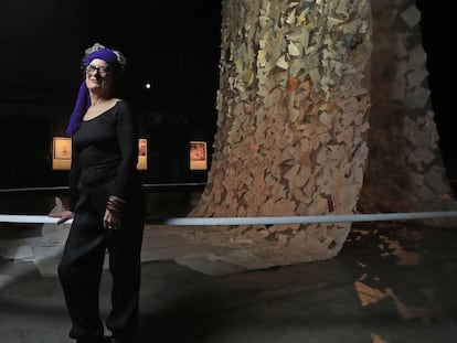 La artista Elena del Rivero en su muestra en Naves Matadero. 