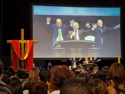 Seguidores de Centro de Ayuda Cristiano, filial en España del movimiento del brasileño Edir Macedo, siguen el culto este domingo en el Palacio de Vistalegre. Macedo figura en la foto detrás del altar, a la derecha.