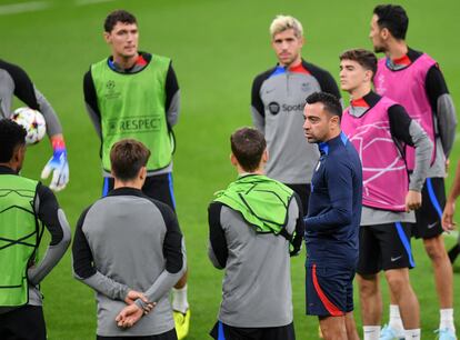 Xavi da un discurso a sus jugadores en el entrenamiento en San Siro este lunes.