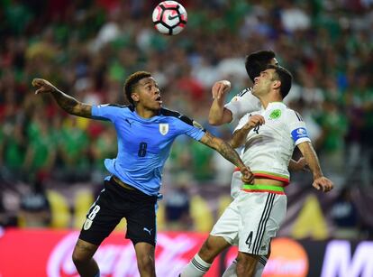 Abel Hernández y Rafa Márquez luchan por la pelota.