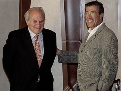 Miguel Muñiz (a la izquierda) y Emilio Sagi, en el Teatro Real.