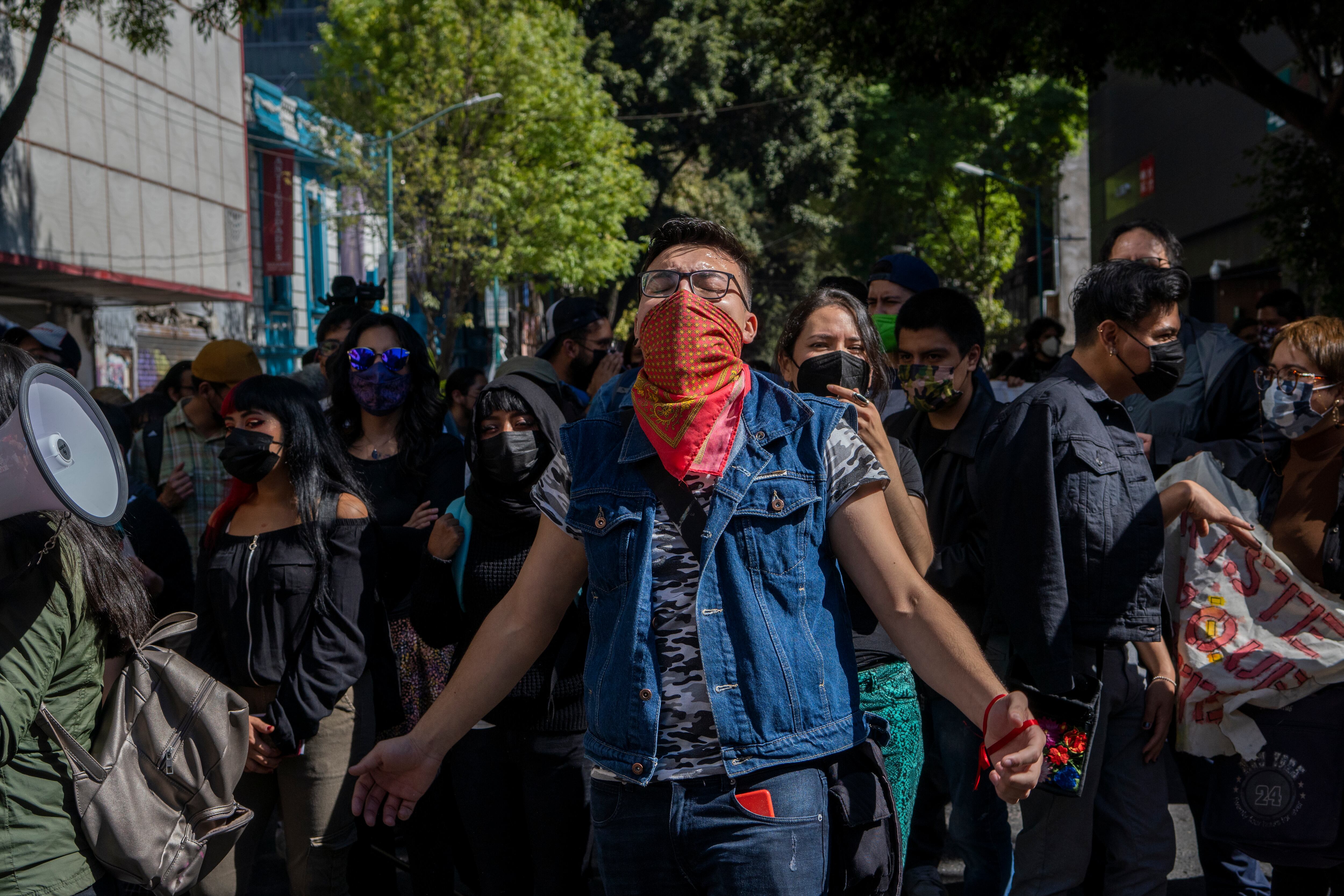 Estudiantes de la Escuela Nacional de Antropología e Historia (ENAH) protestan frente a las oficinas administrativas del INAH en Ciudad de México, el 5 de enero de 2022. 