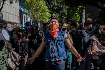 Estudiantes de la Escuela Nacional de Antropología e Historia (ENAH) protestan frente a las oficinas administrativas del INAH en Ciudad de México, el 5 de enero de 2022. 