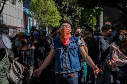 Estudiantes de la Escuela Nacional de Antropología e Historia (ENAH) protestan frente a las oficinas administrativas del INAH en Ciudad de México, el 5 de enero de 2022.