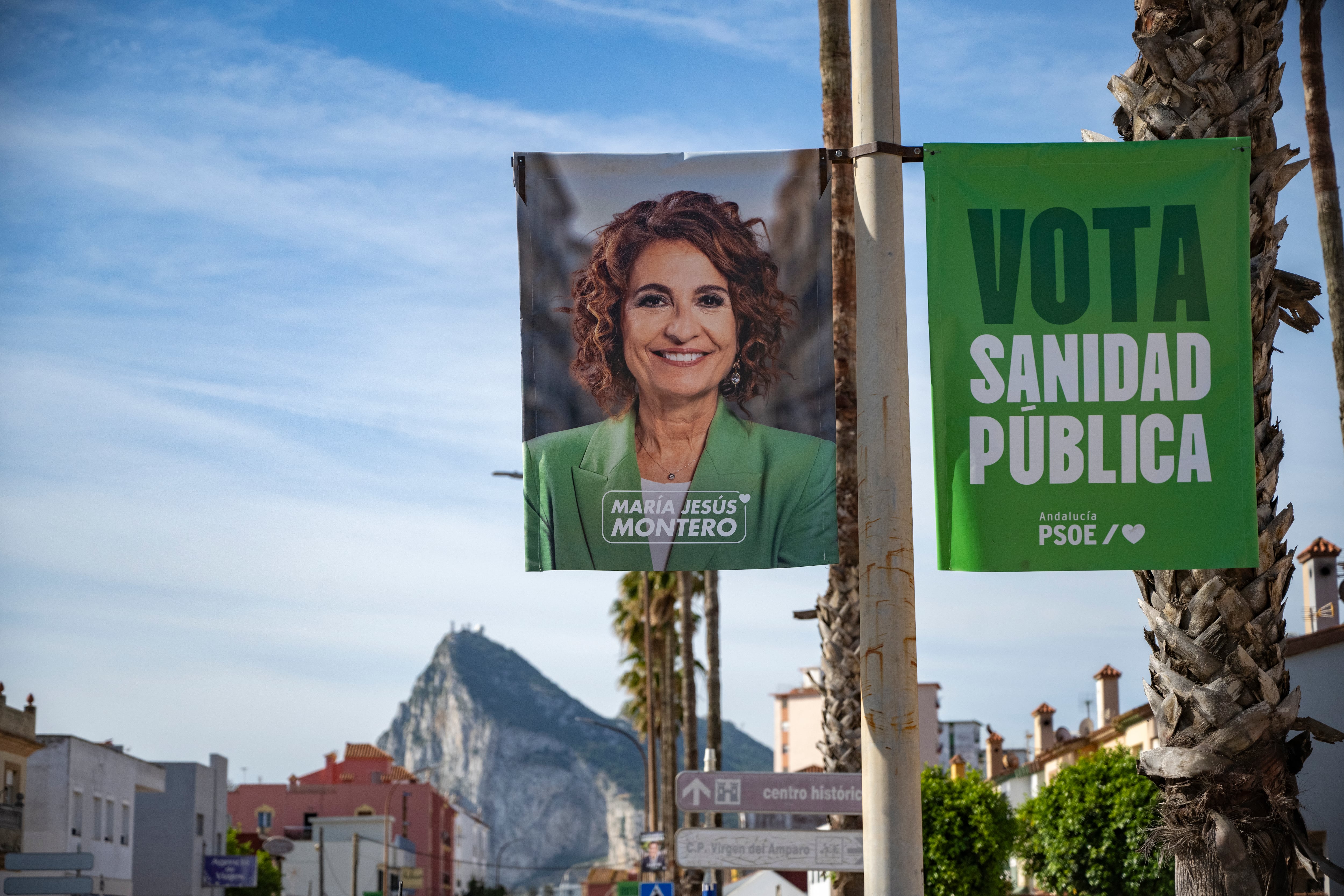 Carteles del PSOE en la avenida María Guerrero en La Línea de la Concepción.