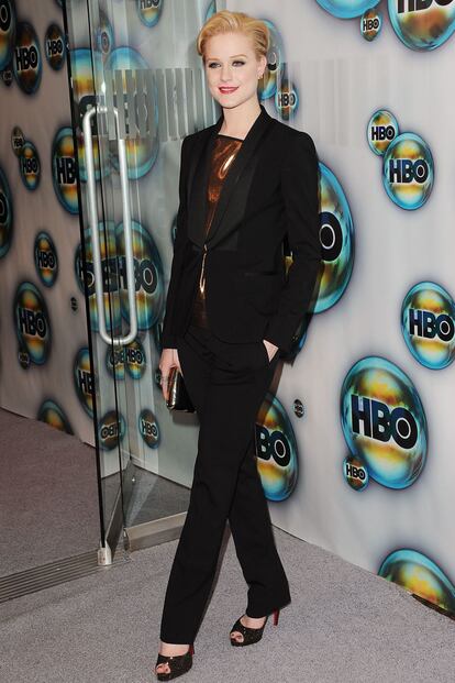 Evan Rachel Wood cambió su espectacular Gucci por un cómodo esmoquin en la fiesta que ofreció la HBO después de la gala.