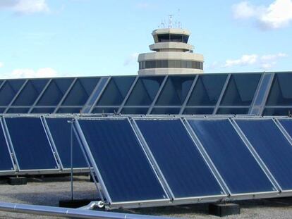 Placas solares en el aeropuerto de Palma de Mallorca. 