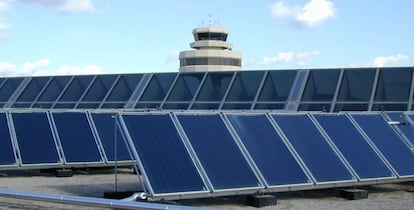 Placas solares en el aeropuerto de Palma de Mallorca.