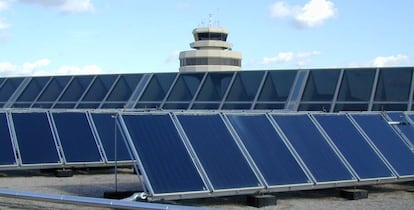 Placas solares en el aeropuerto de Palma de Mallorca. 