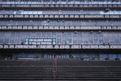 La entrada vacía de la Facultad de Ciencias Exactas de la Universidad de Buenos Aires durante una huelga de los profesores universitarios, en agosto de 2024.