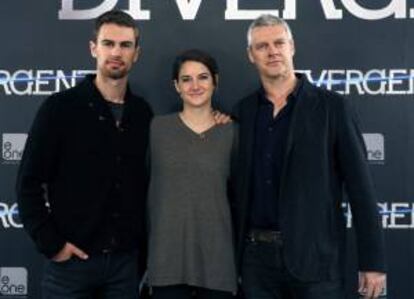 Los actores Theo James (i) y Shailene Woodley (c), junto con el director Neil Burger (d), posan en el photocall de la película "Divergente", hoy en Madrid.