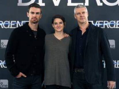 Los actores Theo James (i) y Shailene Woodley (c), junto con el director Neil Burger (d), posan en el photocall de la película "Divergente", hoy en Madrid.