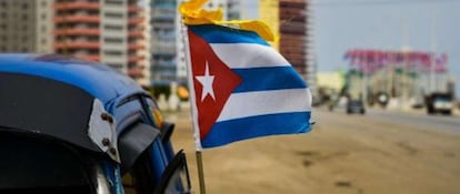 Uma bandeira cubana em uma praia da Flórida.