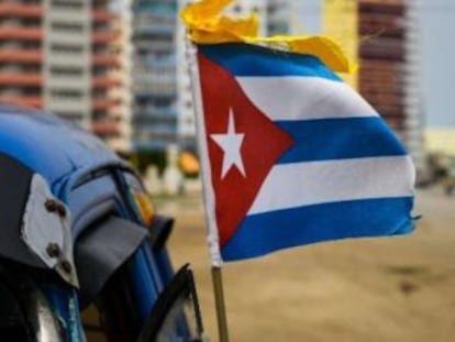 Uma bandeira cubana em uma praia da Flórida.