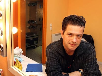 Santiago Auserón, en el camerino, poco antes de actuar en un teatro de Ciudad Real.