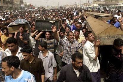 Centenares de personas asisten en Bagdad al funeral de cinco miembros de una misma familia asesinados el domingo en Yusifiya.
