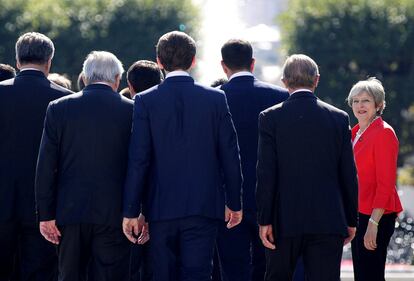 Theresa May llega este jueves a la foto de familia de la cumbre europea de Salzburgo (Austria).
