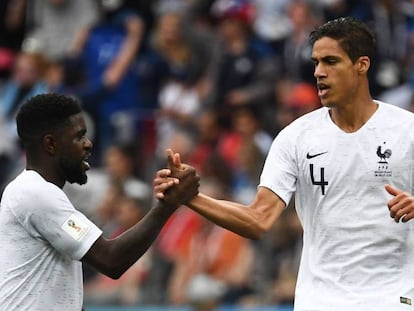 Umtiti e Varane, zagueiros franceses, comemoram gol do camisa 4 contra o Uruguai.