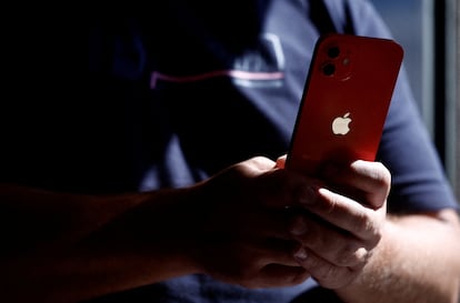 Un hombre con un Apple iPhone 12 en una tienda en Nantes, Francia.