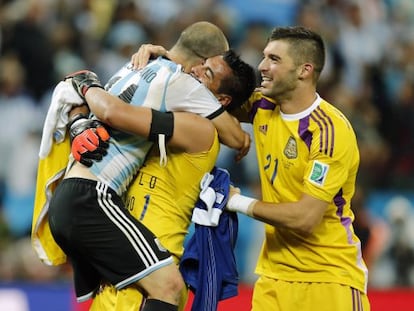 Mascherano se abraza con Romero junto a Andujar