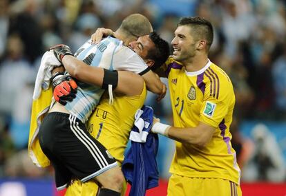 Mascherano se abraza con Romero junto a Andujar