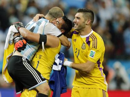 Mascherano se abraza con Romero junto a Andujar