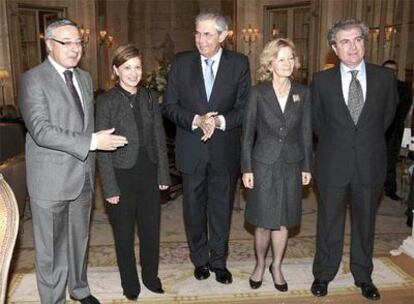 Blanco, Espinosa, Touriño, Salgado y Molina, ayer en el Foro Nueva Economía en Madrid.