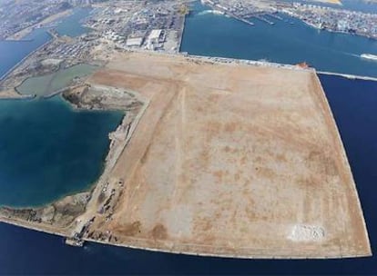 Una vista aérea de la ampliación del muelle de Isla Verde Exterior en el Puerto de Algeciras (Cádiz).