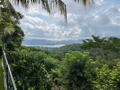 Vista al lago Suchitlán (también conocido como embalse del Cerrón Grande) desde el fotogénico y colonial pueblo de Suchitoto.