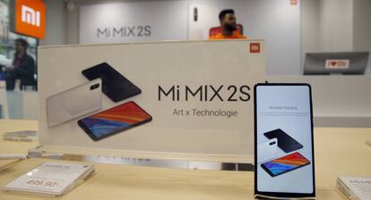 Una tienda de Xiaomi con uno de sus móviles en primer término.