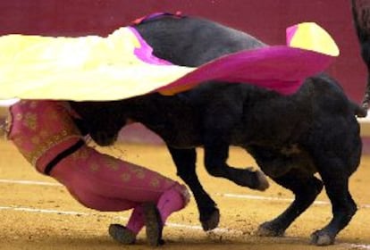 Juan José Padilla resultó cogido en su primer toro.