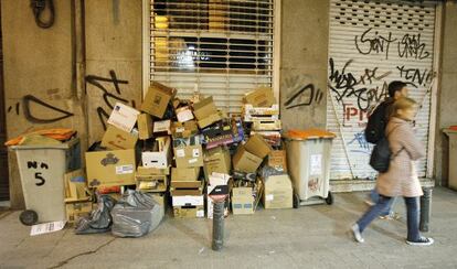 Basura acumulada en una calle de Madrid.