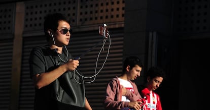 Un aficionado del Atlético de Madrid retransmite en directo con su móvil antes de un partido. 