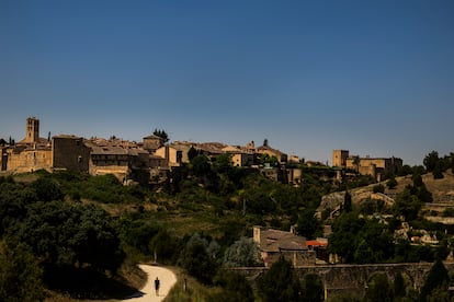 Vista del pueblo de Pedraza, con el castillo al fondo a la derecha, en Segovia. 