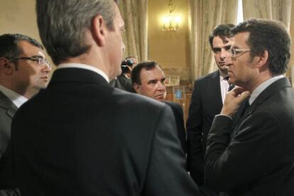 Feijóo, Calvo y los alcaldes de Cesuras y Oza dos Rios, el pasado 14 de marzo tras anunciar la fusión de estos municipios coruñeses . / ANXO IGLESIAS