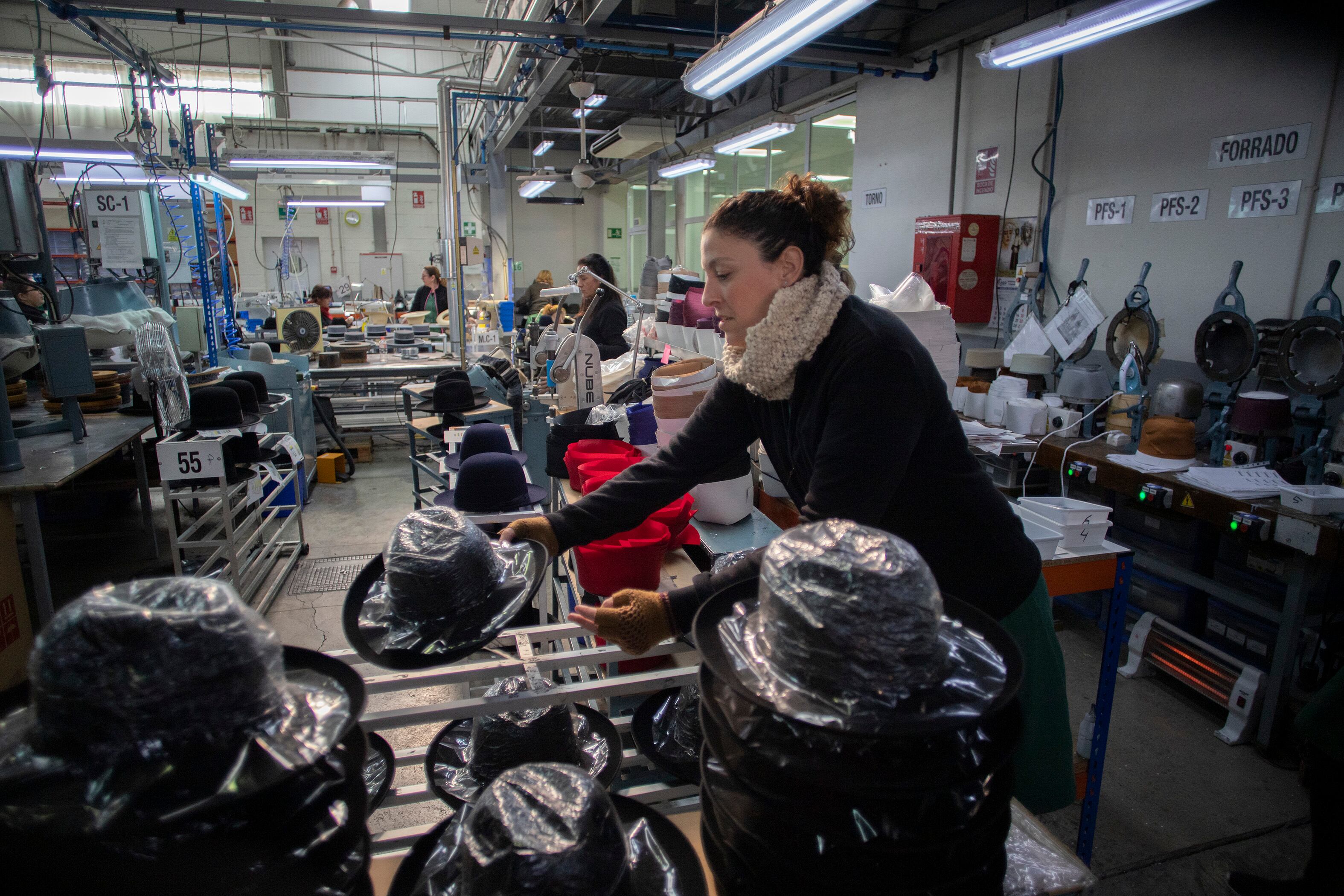 Fernández y Roche ofrece formación a los nuevos empleados para garantizar la máxima calidad y rigor en la fabricación artesanal de sus sombreros, pero también a los técnicos en el mantenimiento de su escasa tecnología, con la conservación intacta de la misma maquinaria utilizada desde sus inicios a finales del siglo XIX. 