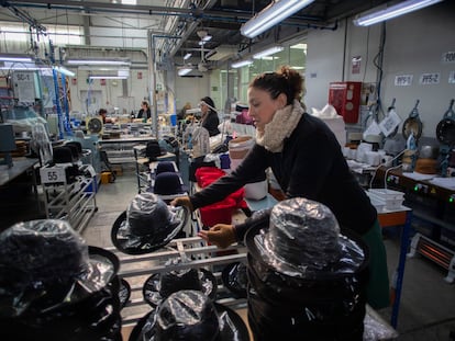 Trabajadoras en una fábrica de sombreros de Sevilla, en marzo.