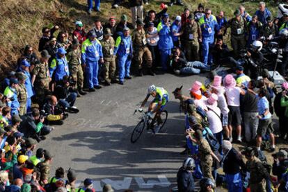 Basso, entre la multitud, solo, en cabeza, en una de las últimas curvas del Zoncolan.
