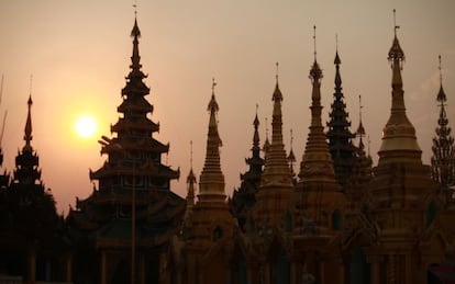 Perfil de la pagoda Shwedagon, icono de Yang&oacute;n, en Myanmar (antigua Birmania).