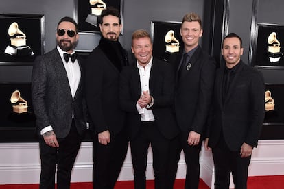 Backstreet Boys al número 1

Casi 20 años después de la última vez, la mítica boy band ha logrado alzarse con el primer puesto de la lista Billboard con su último álbum DNA. Es la tercera vez que lo consiguen en su vida como grupo y supone la prueba fehaciente de que temas pop como Don´t Go Breaking My Heart siguen gustando. Sus fans españoles podrán celebrarlo con ellos el próximo mayo en Madrid y Barcelona.