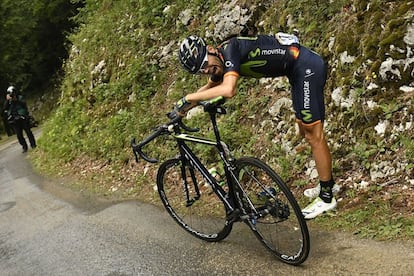 Jesus Herrada intenta recuperarse de la caída durante la novena etapa del Tour. El español del Movistar pudo seguir y terminar la etapa. 