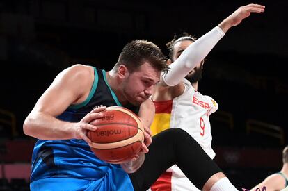 Doncic captura un rebote ante Ricky Rubio durante el partido entre Eslovenia y España.