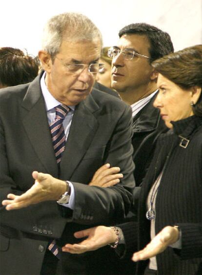 Emilio Pérez Touriño y Magdalena Álvarez, en Vila de Cruces (Pontevedra), donde visitaron un viaducto del futuro AVE.