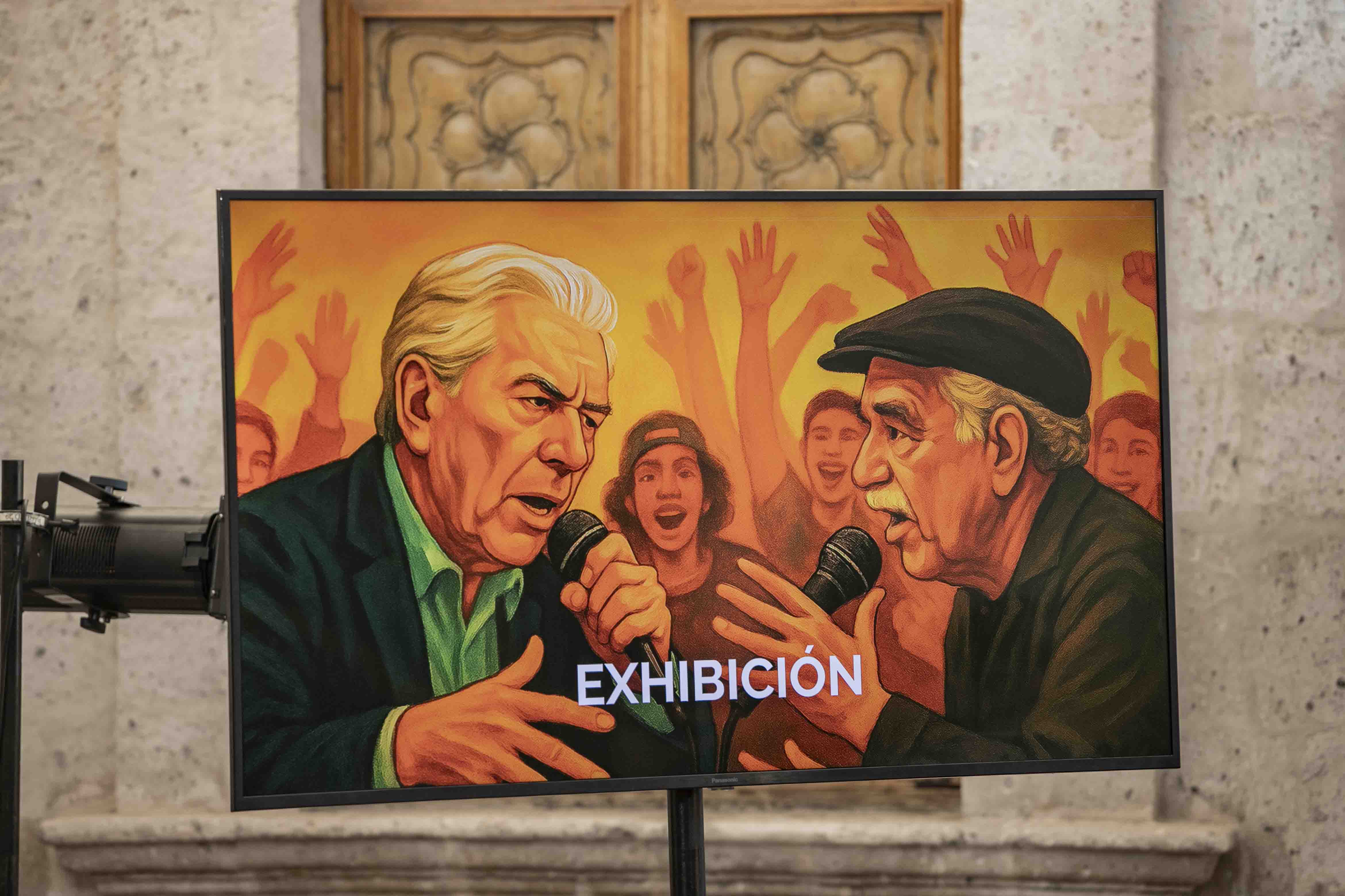 Pantalla que reproduce por inteligencia artificial una batalla de gallos entre Vargas Llosa y García Márquez, en la Biblioteca Mario Vargas Llosa, en Arequipa.